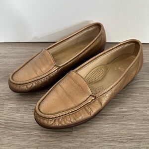 SAS Simplify Women's Gold Leather Loafers Size 7.5 Narrow